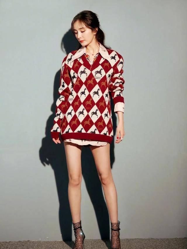 颜色|秋天街头的“英伦风”,只需件菱格毛衣,绅士的贵气你也能有