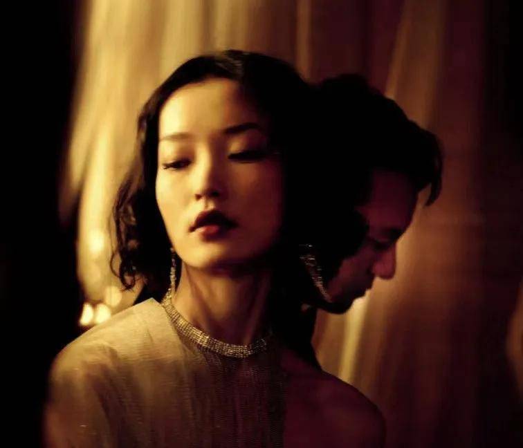 什么|周迅的灵气真的永不断电，一睁眼又是照片变GIF...