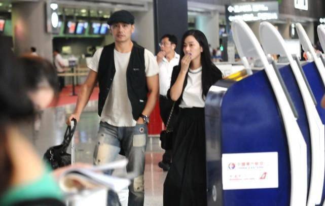 邵兵|邵兵妻子挺文艺，黑白穿搭看着都很艺术，淡妆也能看出肌肤有多好