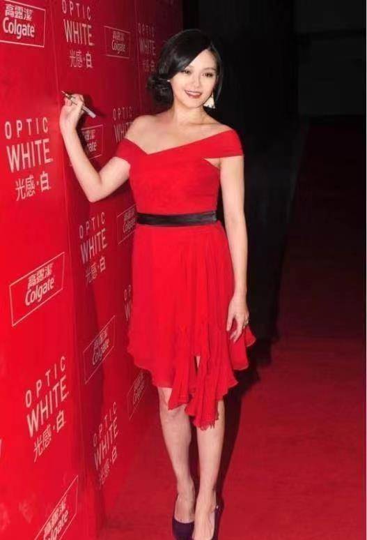 贵妇|大S胖出了“贵妇范”,一袭红裙走红毯真惊艳,皮肤白皙太加分