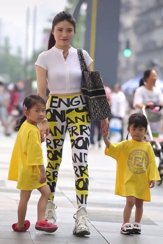 辣妈|白色塑身上衣搭配黄白字母无痕裤，花纹独特，时尚修身