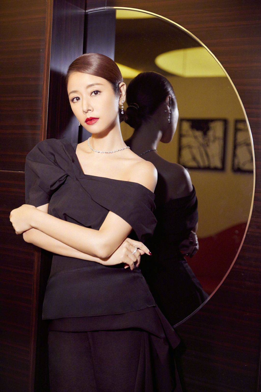 什么|林心如生娃后终于“放开”，穿露背裙曲线身材太优越，与平常不同