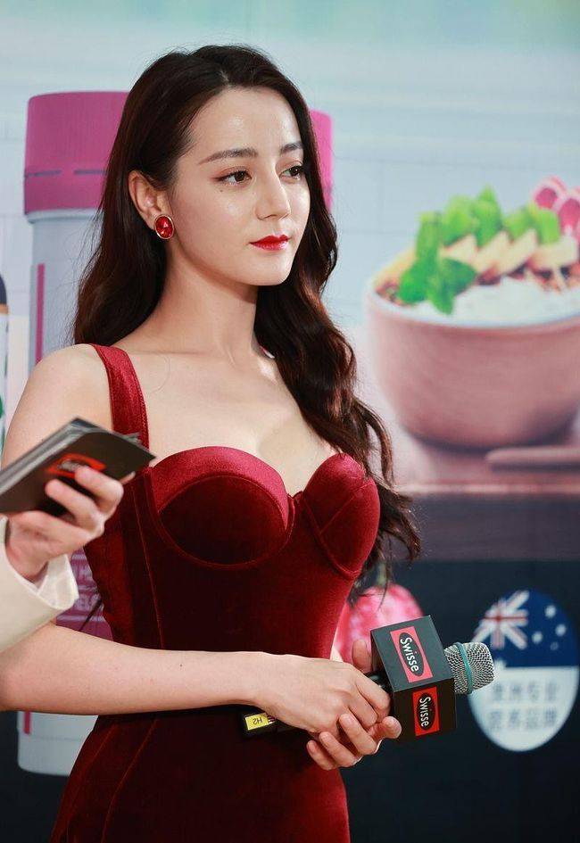 真有|迪丽热巴的颜值扛得住生图，一袭红裙显白有气质，真有“芭比感”