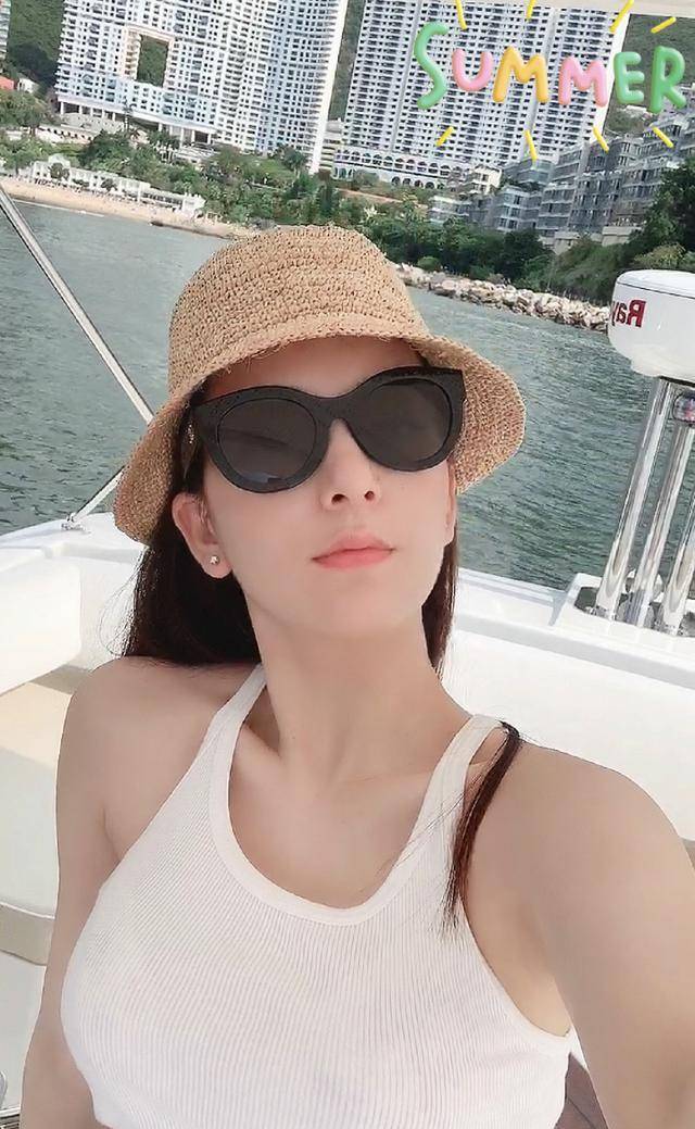 top|“天王嫂”方媛真是嫂子界top，穿吊带薄背直肩，骨相美羡慕不来