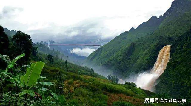 贵州坝陵河大桥旁边，一个很平常的山头建满别墅，不知做什么用的