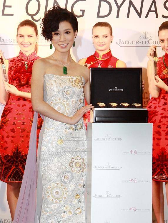 仙女|佘诗曼气质真好，裹身裙穿得贵气十足，气场好大气啊