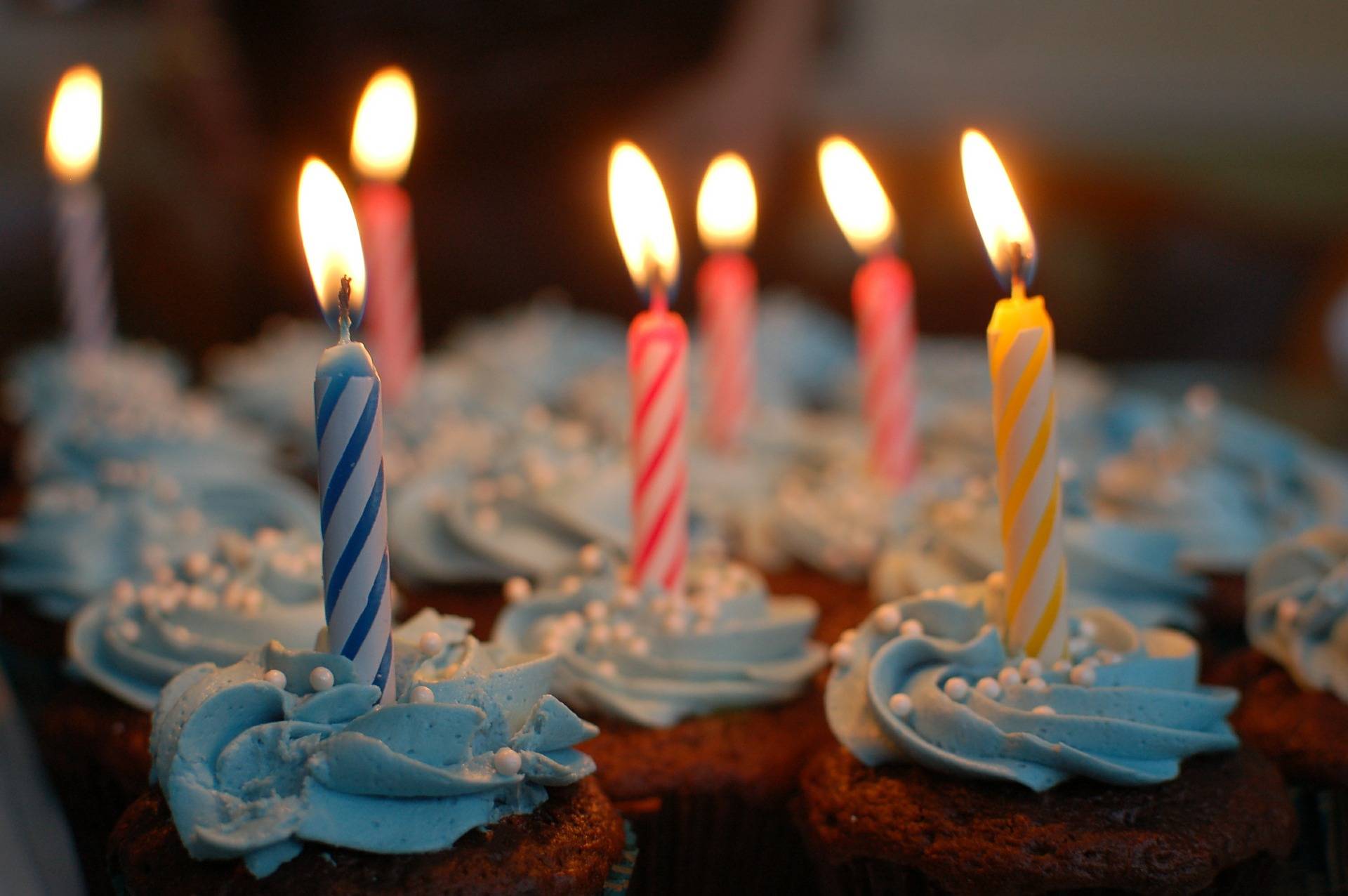 一个男人插六个蜡烛自己过生日是啥意思呀\x3f 27生日蛋糕插几根蜡烛