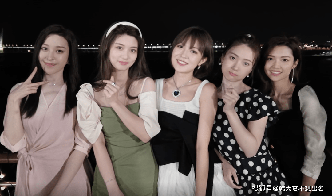 黑色|《心动的信号4》女四号小孔2000多一件衣服穿3次？也太节俭了吧