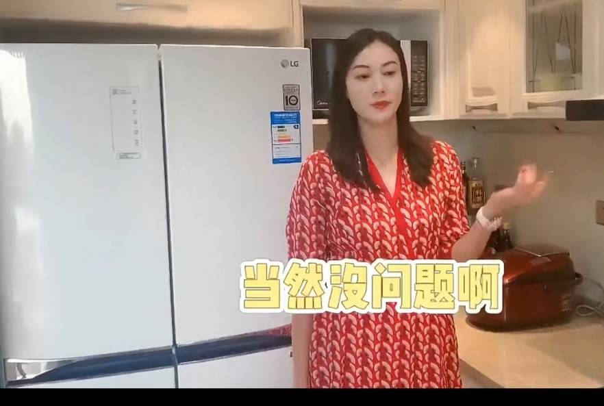 颜色|林丹老婆独自带娃！穿牛仔裤秀长腿，2万吊坠不及43万名表抢镜