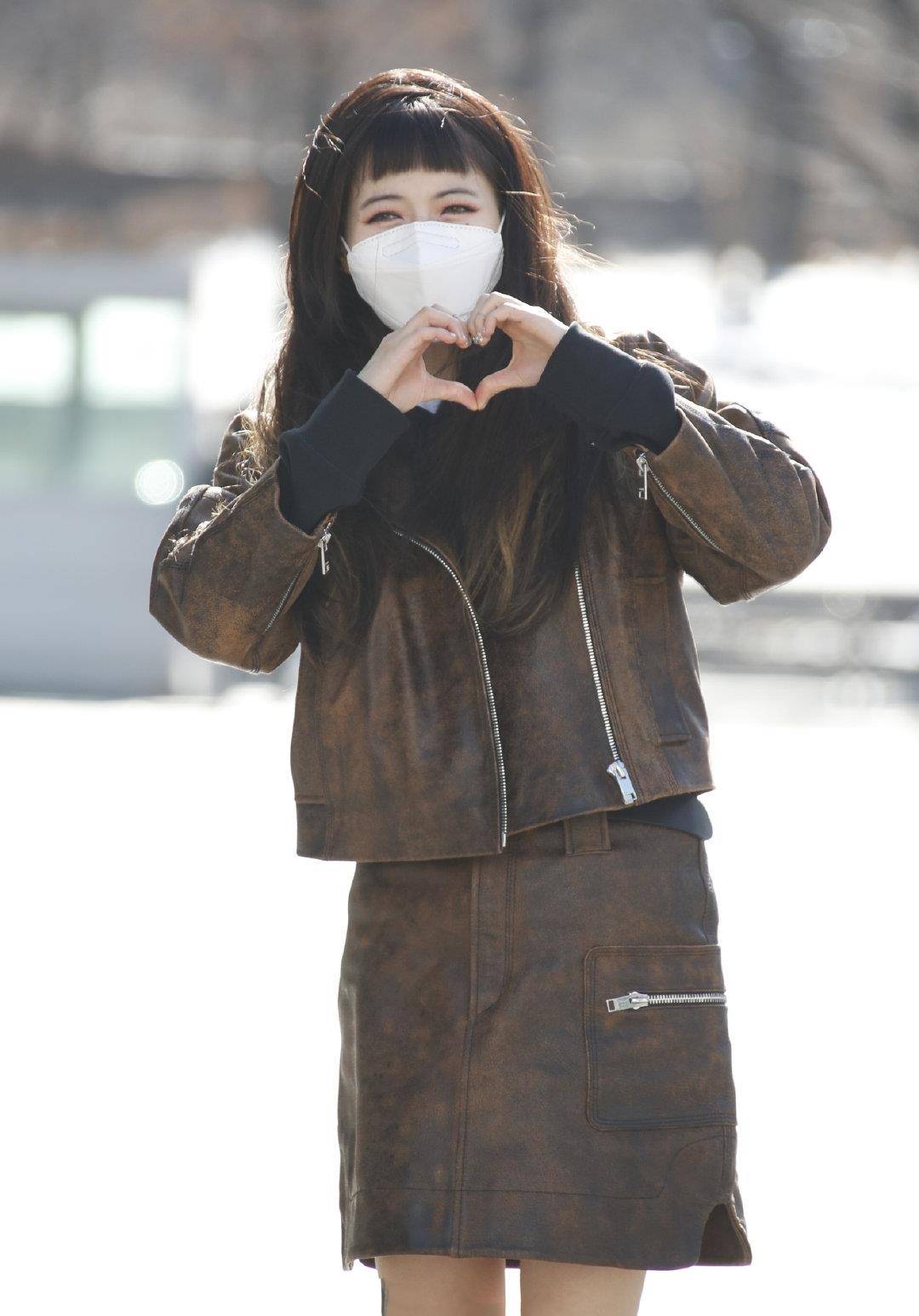 下半身|路人镜头下的泫雅真美，大冷天穿半身皮裙秀细腿，好身材藏不住