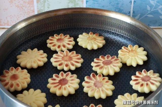 面团|两颗鸡蛋一碗面，给儿子做了无水无油小零食，暄软香甜，超级好吃