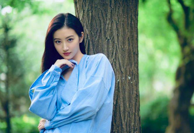 景甜|景甜简直就是夏日供氧机，穿完“男友衬衫”换爱心T恤，太清纯了