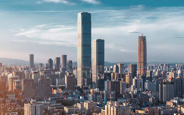 湖南省第一高楼，主楼超过450米，雄伟壮观，位于长沙商业旺地