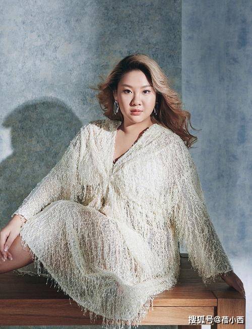 黑色|“郑欣宜”180斤又如何？穿深V领印花裙走红毯，腰线明显气质惊艳