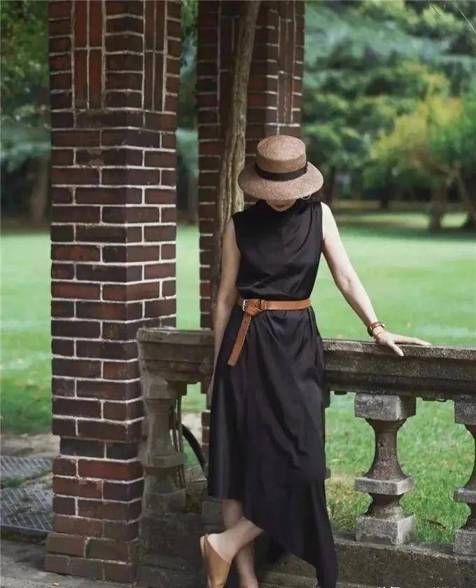 整体|女人50岁以后，夏天少穿T恤，瞧三木妈妈这样穿，优雅又时髦