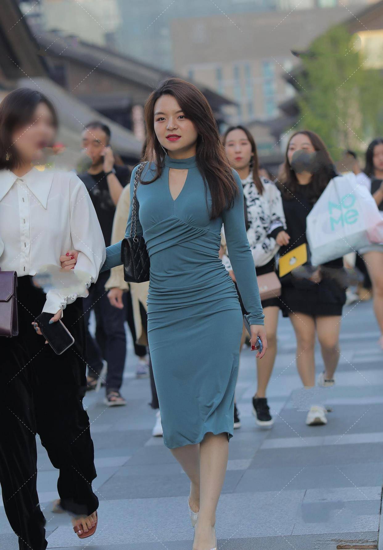 氛围|风华正茂的装扮很时髦，给人一种非常清新俗气的感觉，气质更足