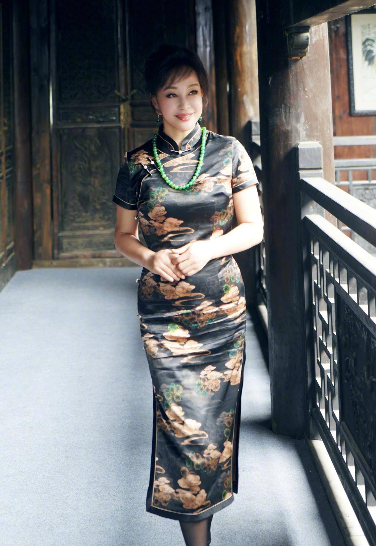 or|刘晓庆真会保养，水墨旗袍配玉石吊坠贵气典雅，65岁风采依旧