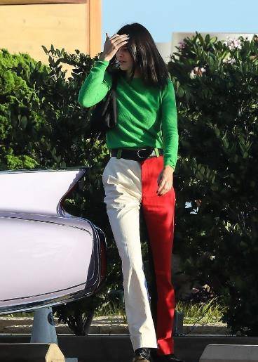 Jenner|最后一股清流也变卡戴珊风,肯豆穿着粉色睡裙参加派对,一言难尽