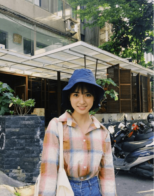 衬衣|短发少女沈月高调回归，清新学生装演绎少女感，娃娃领衬衣真的绝