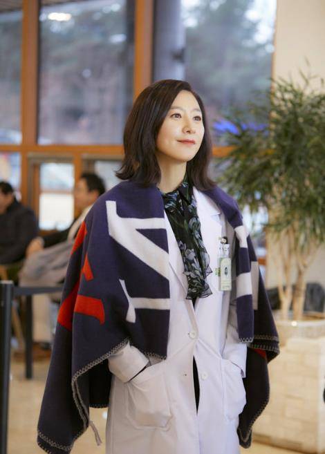 身材|这“婆娘”吃了防腐剂？53岁穿小吊带拍杂志从容优雅，看不出年龄