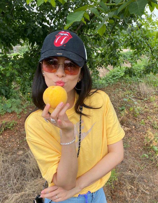 身材|章子怡一家采摘，穿黄T配牛仔不光自己美，把俩女儿也拾掇得洋气