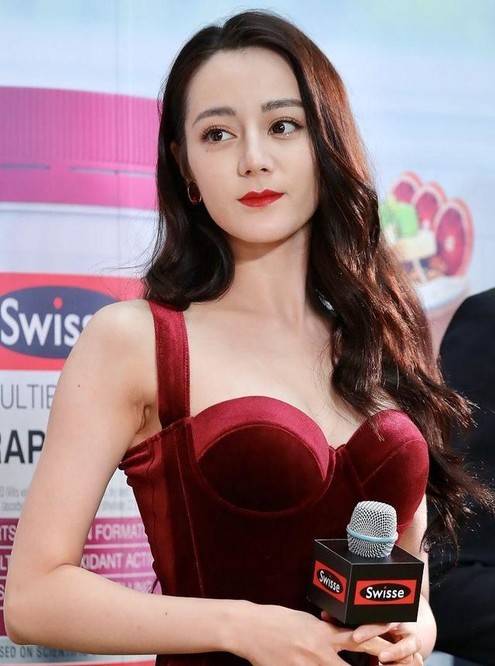 身材|迪丽热巴也太美了，穿丝绒红裙复古又高贵，举手投足满满女人味