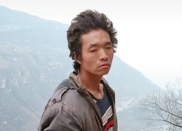 真正让他走红的是在2020年3月,小五哥发了一个"偷鸡舞"的视频让他大火