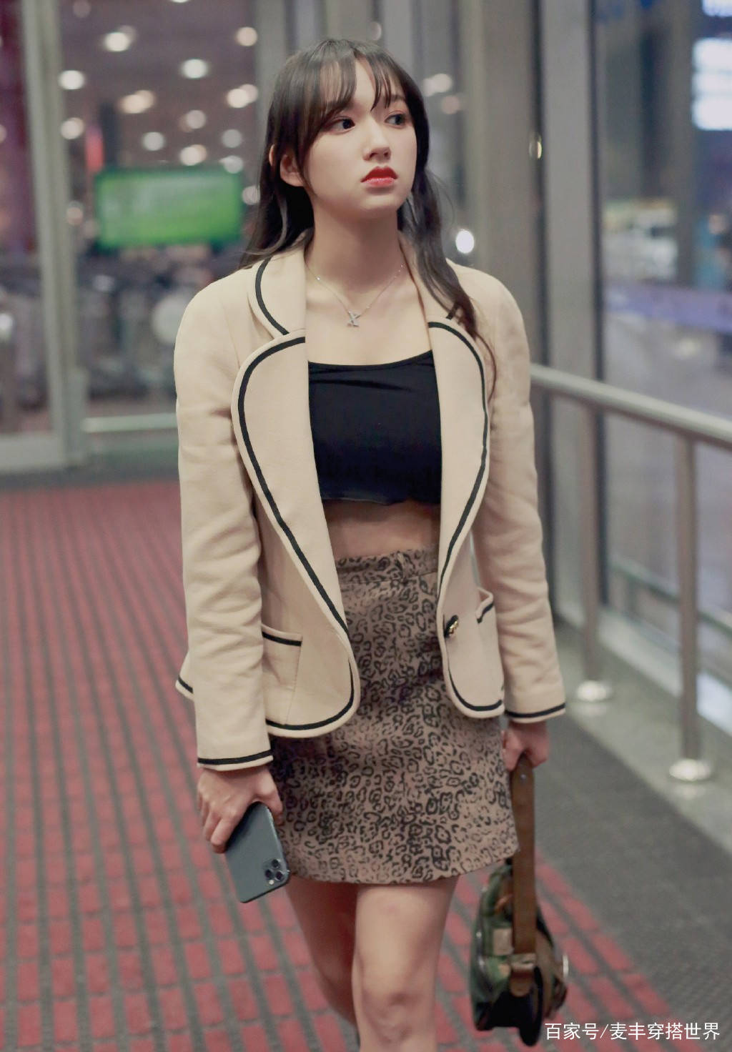 黑色|程潇颜值是真高，穿奶奶最爱的衬衫裙配帆布鞋，依旧美成洋娃娃