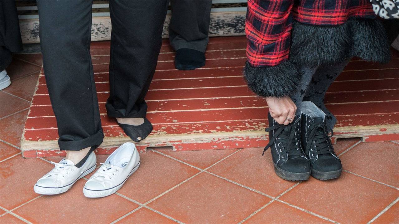 原创日本人进到屋内要脱鞋,如果碰到脚臭怎么办?看日本女主人怎么说