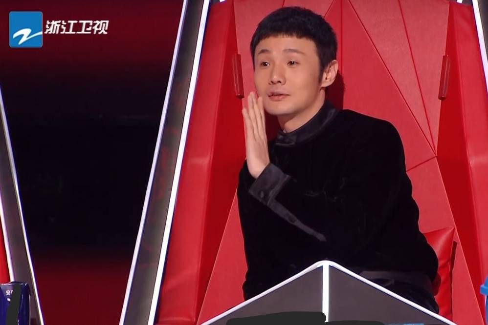 亮点|《好声音》首播夺冠：导师太多被质疑，粤语歌手伍珂玥成最大亮点？