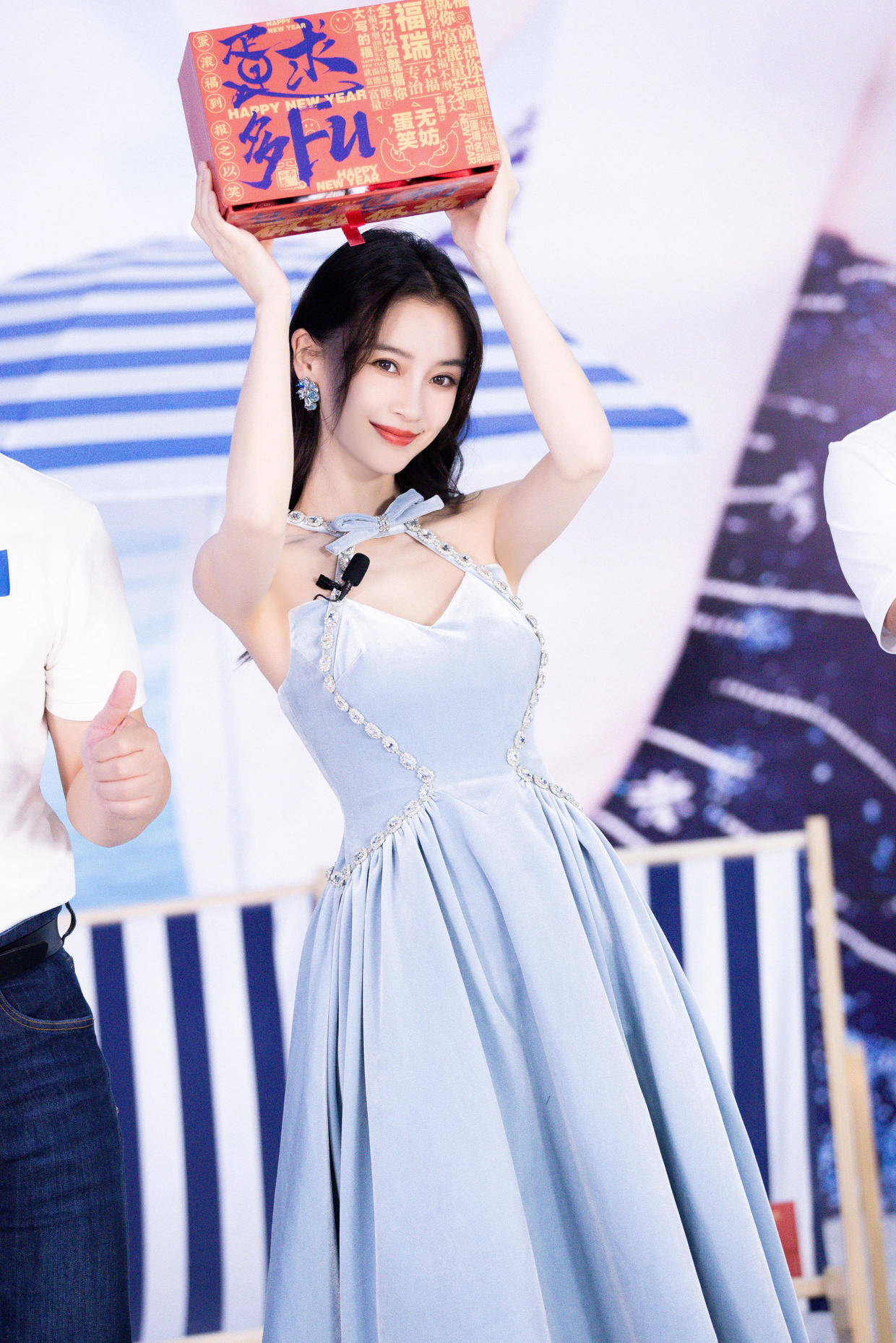 angelababy杨颖身材绝了穿一件吊带连衣裙凹凸有致女神范十足