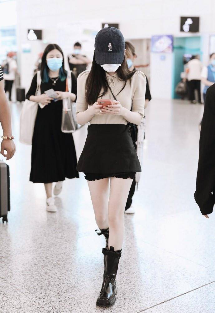 短裙|服了赵露思，为抢镜穿三分长短裙走机场，还好搭配甜美不俗气