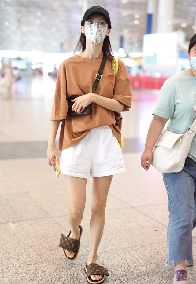 身材|金晨的造型时髦多变，在机场也穿得很洋气，一双拖鞋6千多真够豪