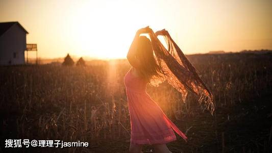 仙女|肩宽的小仙女这样穿搭不显肩宽还好看，快来看看这些穿衣秘诀吧！