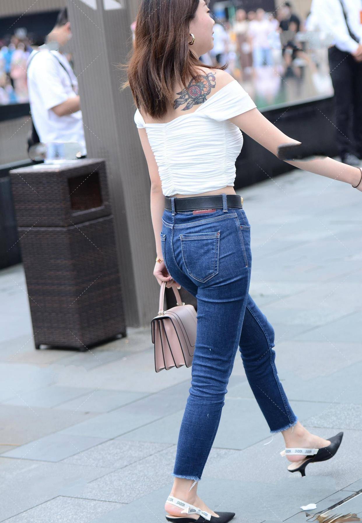 牛仔应该穿上漂亮迷人的美女,款式简单又充满了清新风格