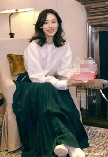 下半身|梁洛施才是人生赢家，穿粉色深V连衣裙美成00后，31岁气质真出众