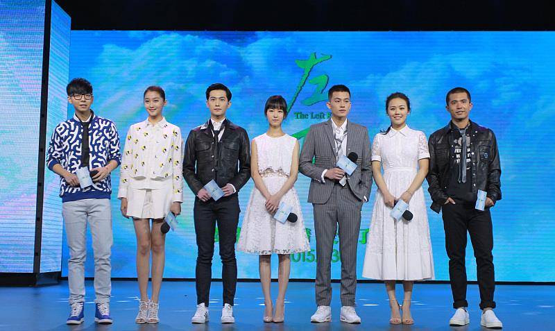 浅色|关晓彤看着好乖巧，和马思纯站在一起，气质看着也挺稳重的