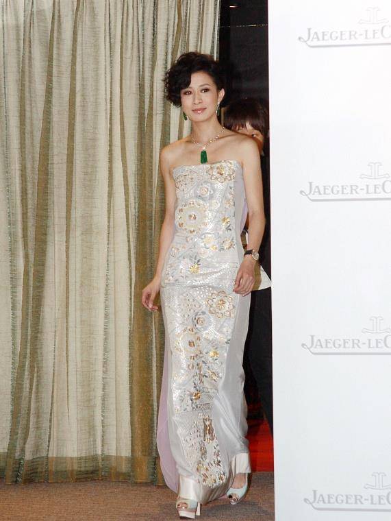 仙女|佘诗曼气质真好，裹身裙穿得贵气十足，气场好大气啊