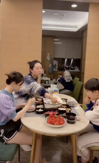 一身|冯提莫在家做科普，一身凉爽夏装好似娃娃，但与身边人像俩季节