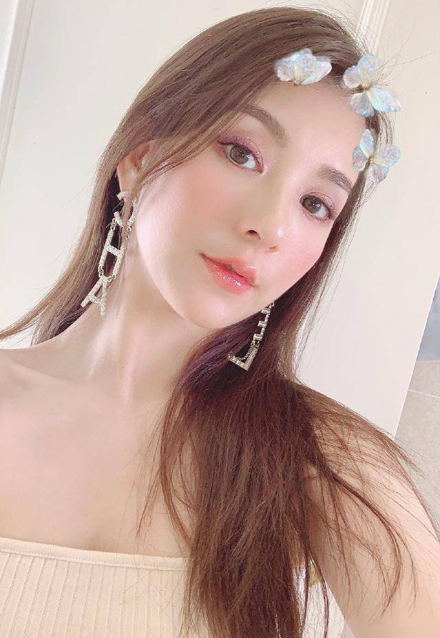 top|“天王嫂”方媛真是嫂子界top，穿吊带薄背直肩，骨相美羡慕不来