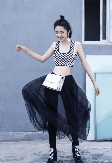 妈样|唐艺昕哪有个当妈样，穿格子裙少女感十足，巴掌腰曲线太撩人