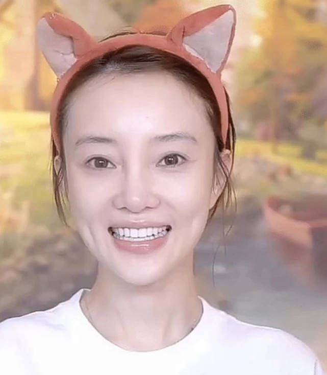 卫衣|有种“整容”叫李小璐卸妆,为证纯天然素颜直播:说她20岁我也信