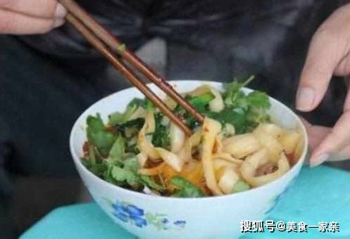 每碗|新婚夫妻卖“另类小吃”生意火爆，每碗配3根筷子，原因让人汗颜