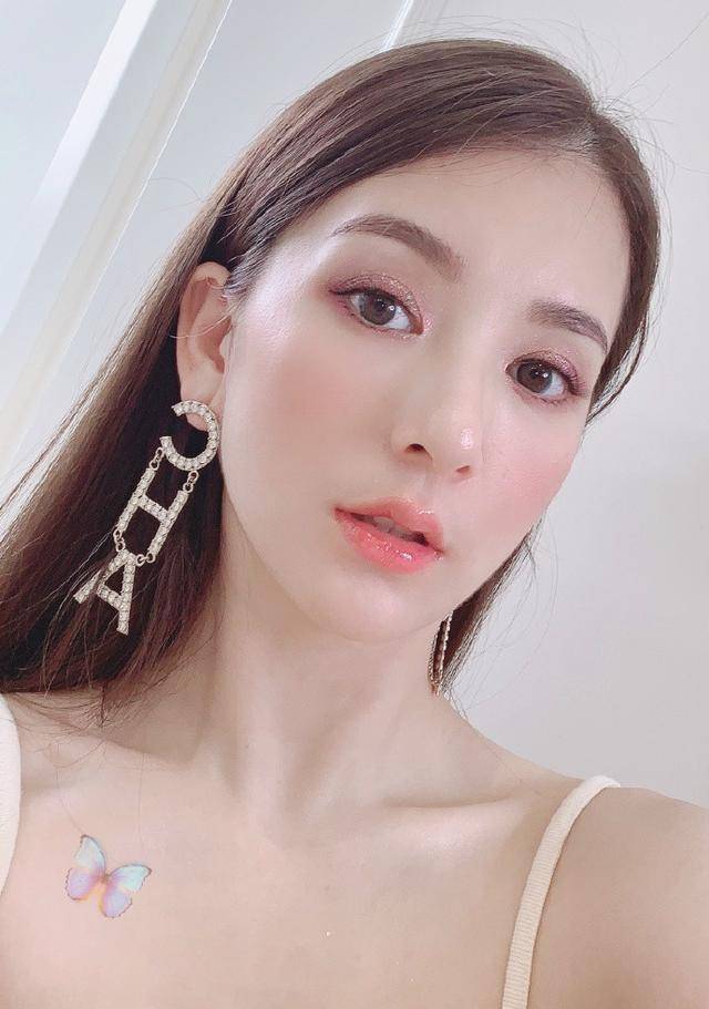 top|“天王嫂”方媛真是嫂子界top，穿吊带薄背直肩，骨相美羡慕不来