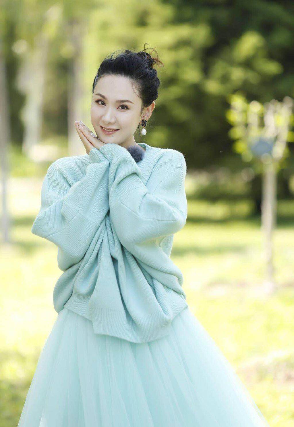 身材|程莉莎“博眼球”，新衣放着不穿，把带“窟窿眼”旧毛衣穿出时髦