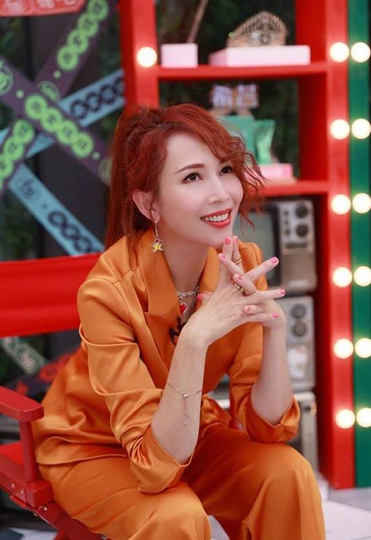 染红|蔡少芬奔五年纪也“叛逆”，染红发配橘色西装，又潮又酷不输00后