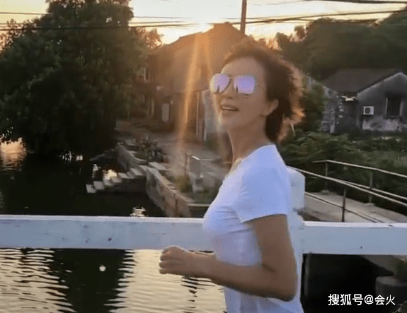 女儿|豪门阔太太金巧巧晒舞蹈视频！8岁女儿瘦成杆，网友直呼：太吓人