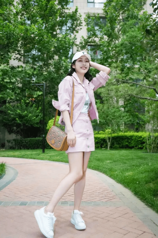 小白|肖战“师姐”仗自己腿细，大胆挑战“三分裙”，站直后腿成平行线