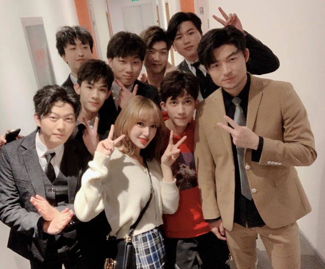 下装|程潇换新发型,齐刘海波波头像“芭比娃娃”,减肥成功后更加上镜