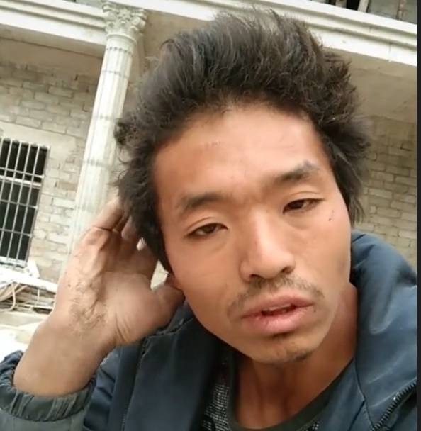 他叫小五哥,网名古月文武小五哥,光看名字像是一位能文能武的翩翩浪子